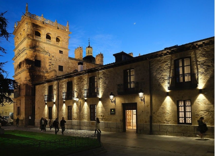 Hotel Eunice, contiguo al Palacio de Monterrey en Salamanca.