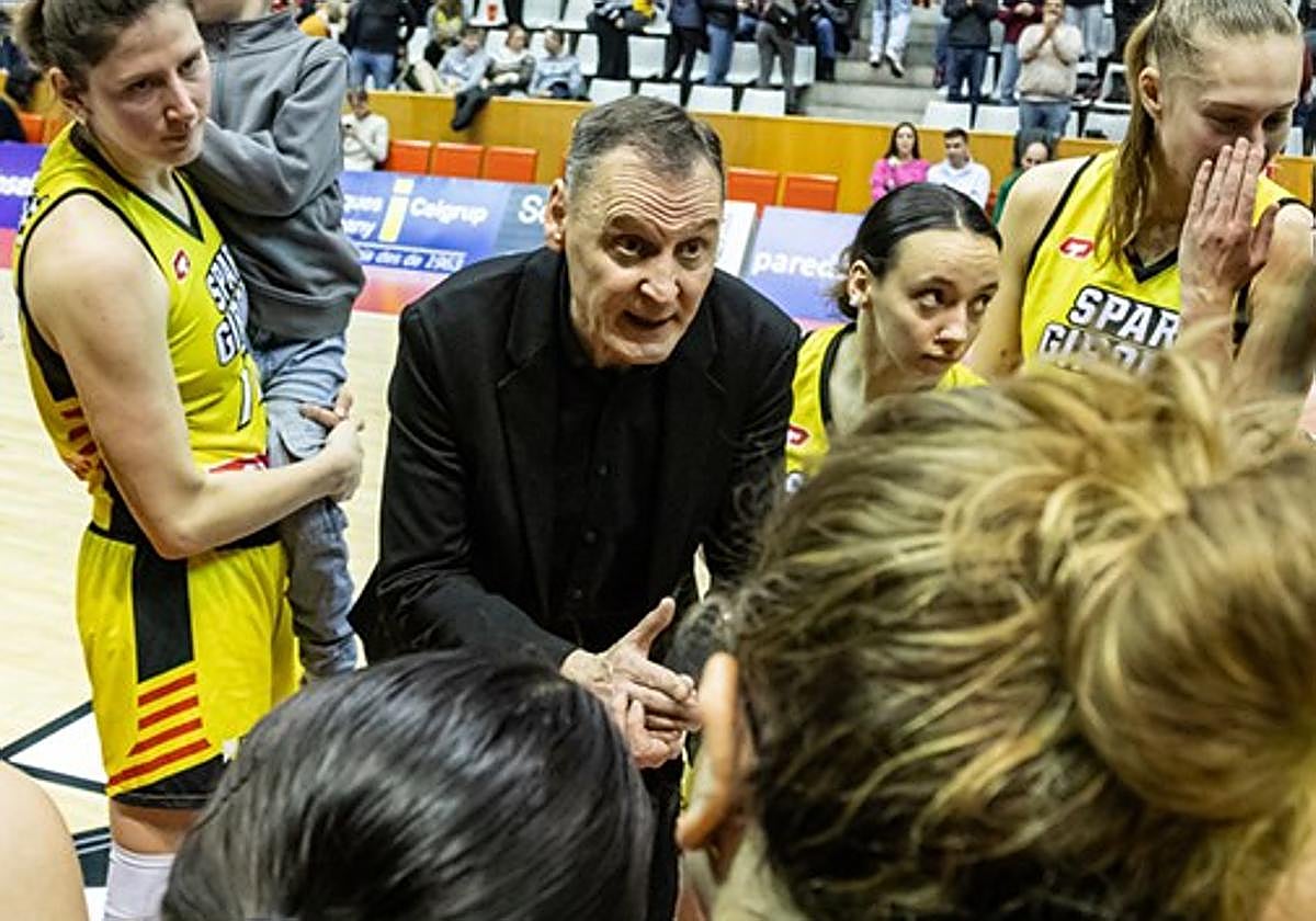 Roberto Íñiguez se dirige a las jugadoras del Spar Girona en un partido de Eurocup.