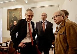 Ricardo Rivero, con miembros de su equipo, tras anunciar su dimisión.