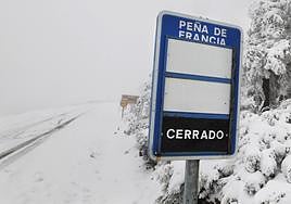 Una nevada en la carretera SA-203 de la Peña de Francia.