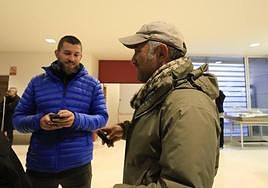 José María Galán atiende a varias personas antes de la charla.