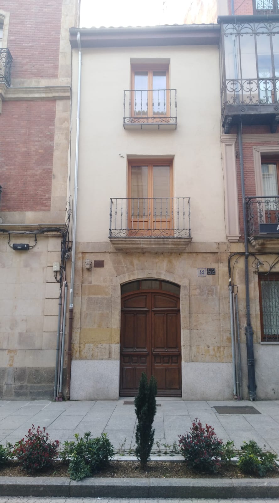 Imagen después - El lavado de cara de un peculiar edificio protegido de Salamanca listo para vivir