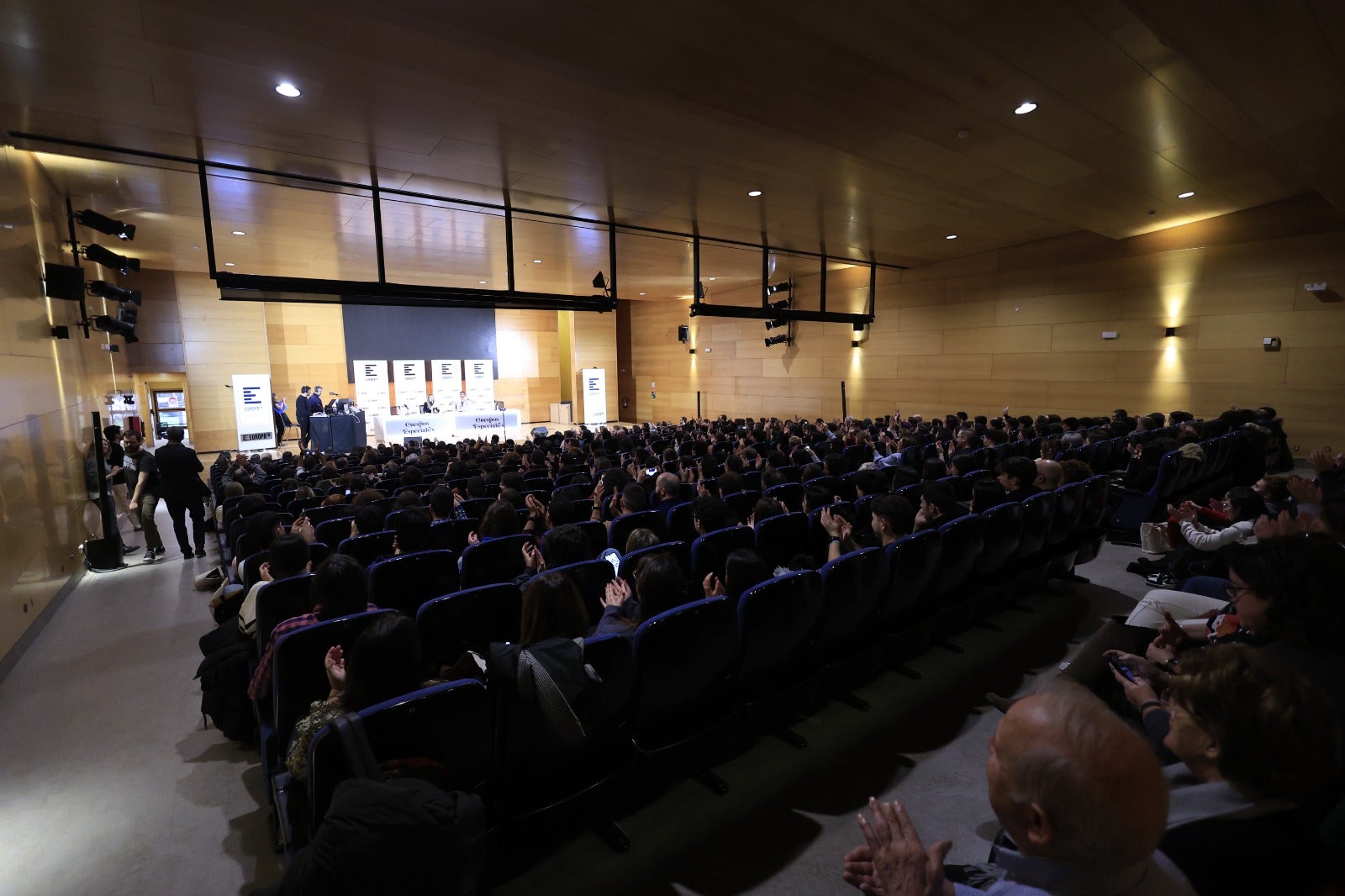 Salamanca recibe &#039;Cuerpos Especiales&#039; con una oleada de aplausos
