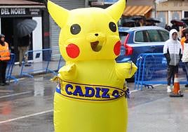 El seguidor salmantino disfrazado de Pikachu el sábado en el Cádiz-Atlético de Madrid.