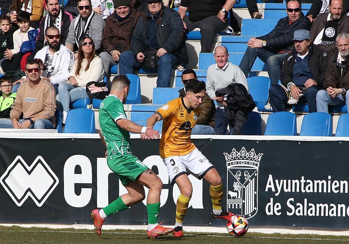 Jon Rojo, con el balón, en un partido reciente en el Reina Sofía.