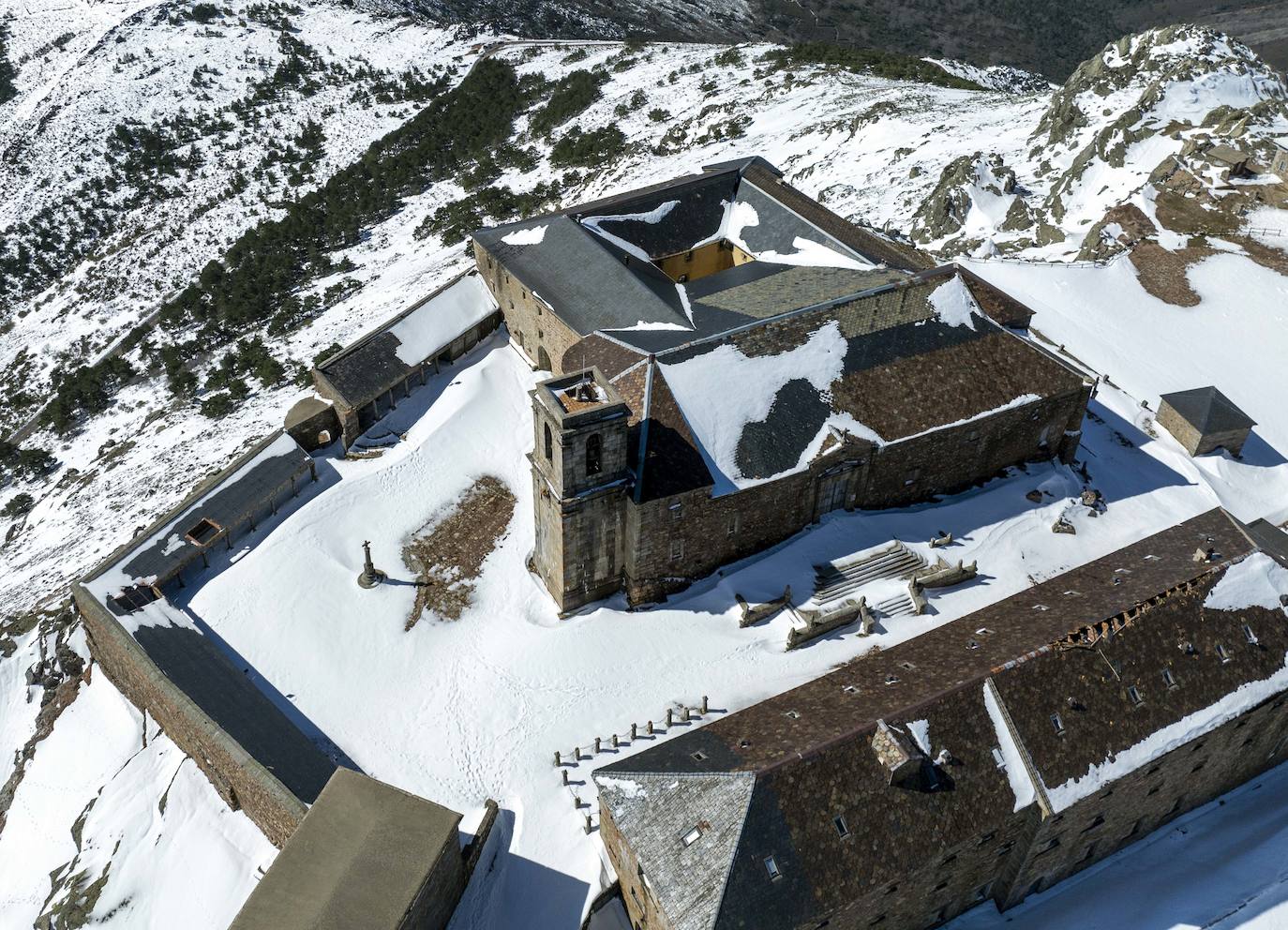 La belleza del santuario de la Peña de Francia aislado por la nieve