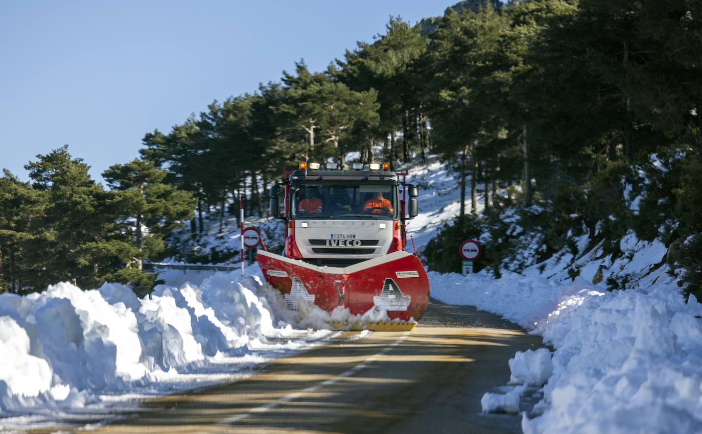 La belleza del santuario de la Peña de Francia aislado por la nieve