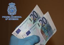 Imagen de archivo de dos billetes de 20 euros falsos.