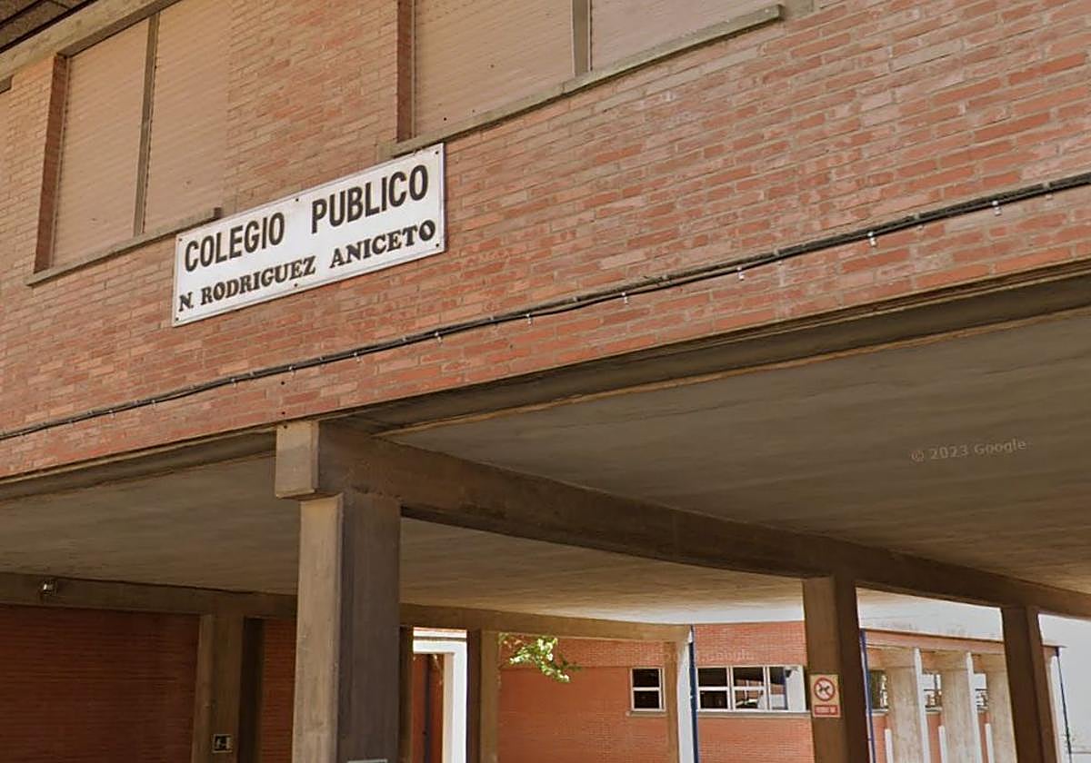 Entrada al Colegio Nicolás Rodríguez Aniceto.