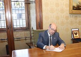 David Díez, rector en funciones, firma el decreto.