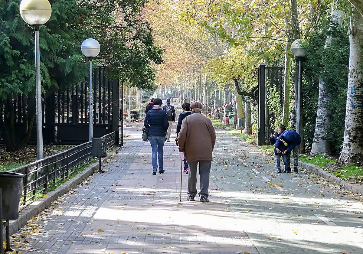 Personas caminando en el Parque de los Jesuitas.