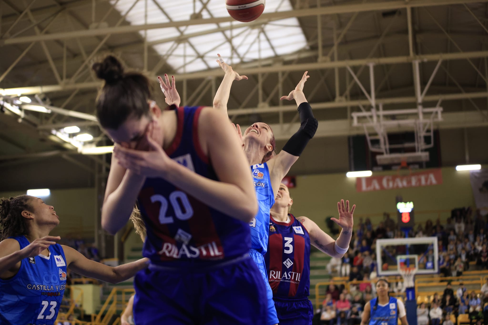 El partido entre el CB Avenida y el Barça CBS, en imágenes