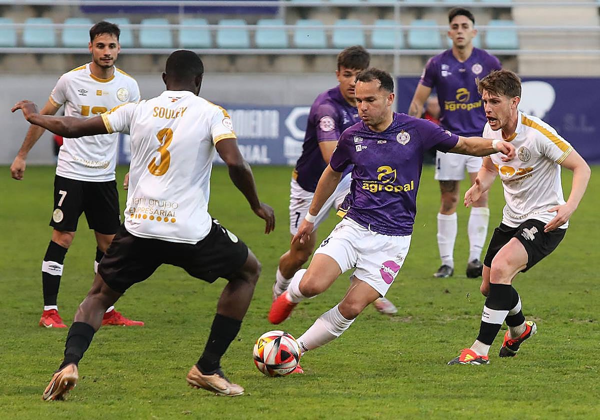 Imagen del partido entre el Palencia Cristo y el Salamanca CF UDS.