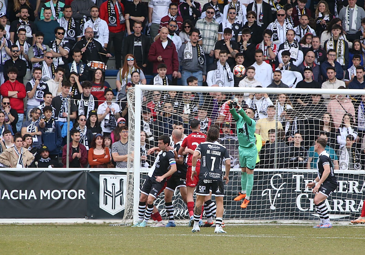 Iván Martínez, titular ese sábado, despeja de puños un remate de Osasuna Promesas