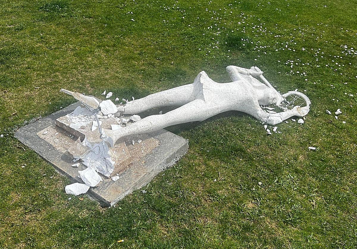 Figura de una tenista destrozada.