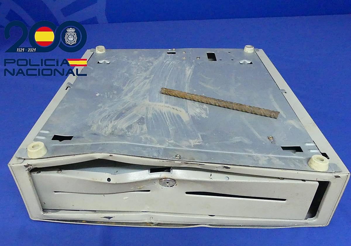 Caja registradora sustraída.