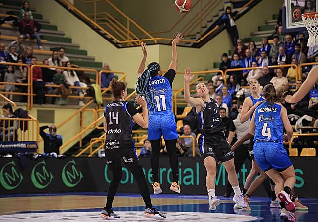 Partido de Liga Femenina Endesa entre el CB Avenida y el IDK