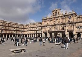 Turistas en la Plaza Mayor.