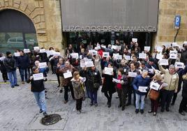 Protesta de funcionarios a las puertas de los juzgados de la plaza de Colón en Salamanca.