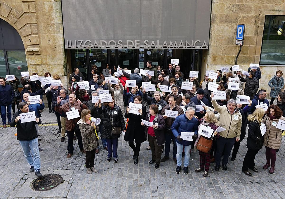 Protesta de funcionarios a las puertas de los juzgados de la plaza de Colón en Salamanca.