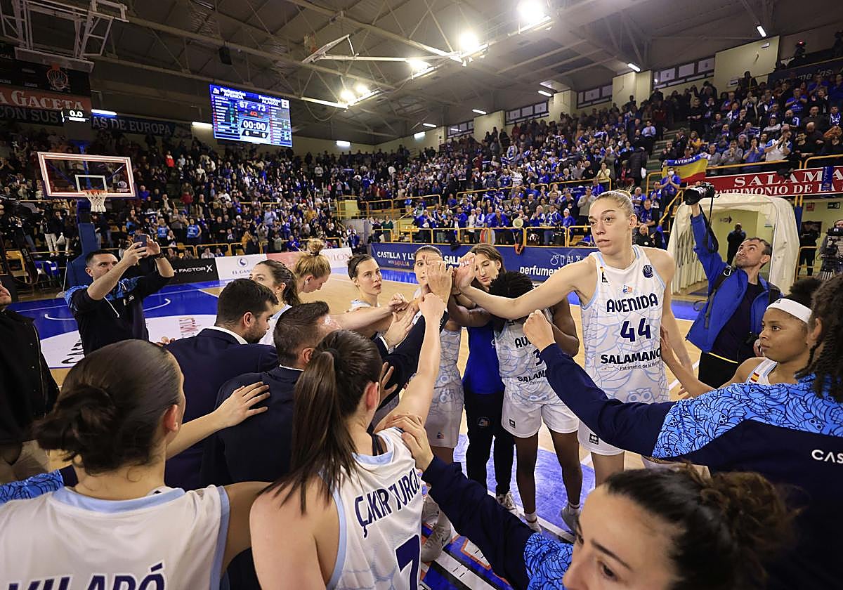 Las jugadoras de Avenida se unen tras la disputa de un partido con el pabellón de Würzburg lleno