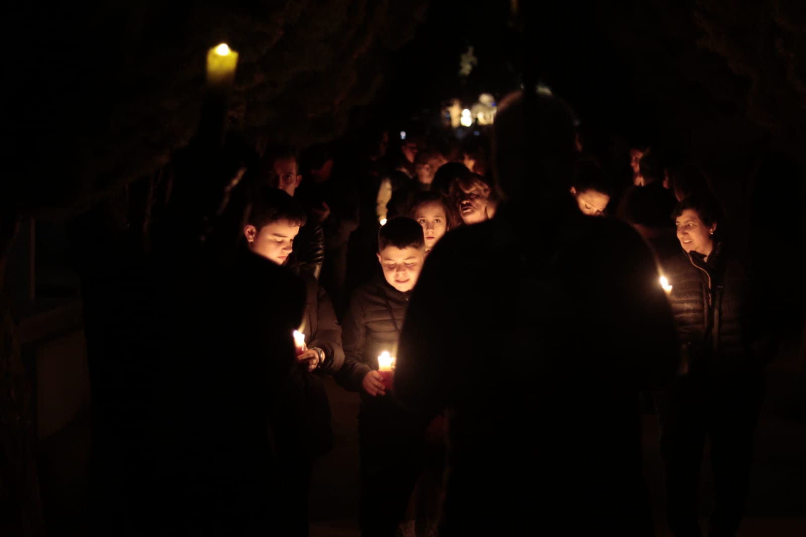 Cientos de salmantinos arropan al Cristo de la Liberación en su traslado