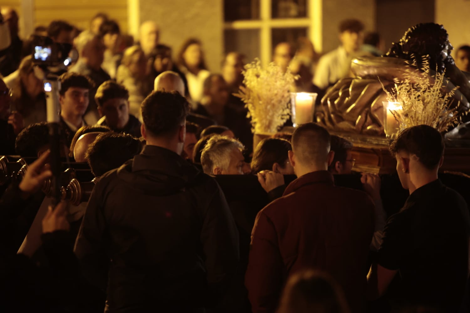 Cientos de salmantinos arropan al Cristo de la Liberación en su traslado