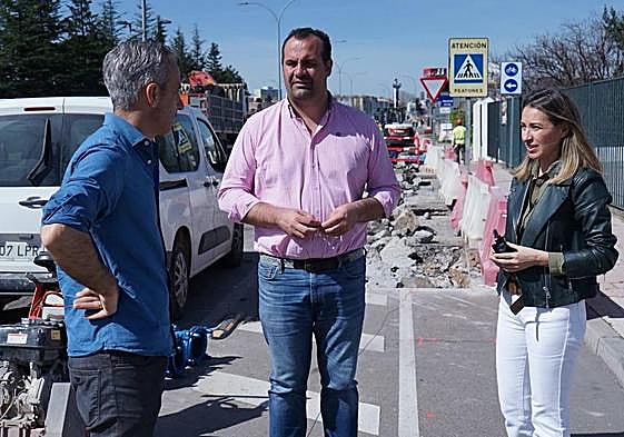 El alcalde, David Mingo, y la concejala, Marta Labrador, visitan las obras.