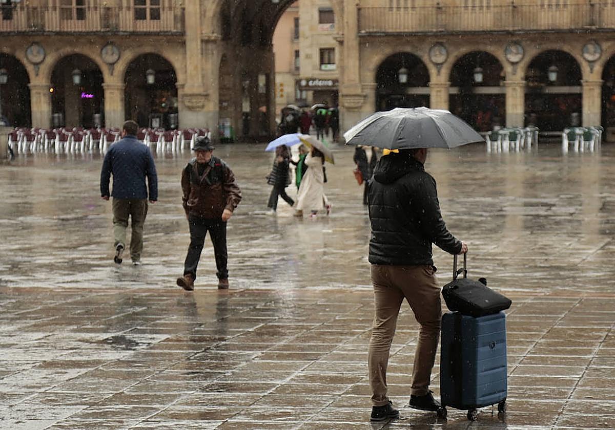 Un hombre con la maleta en la Plaza Mayor de Salamanca.