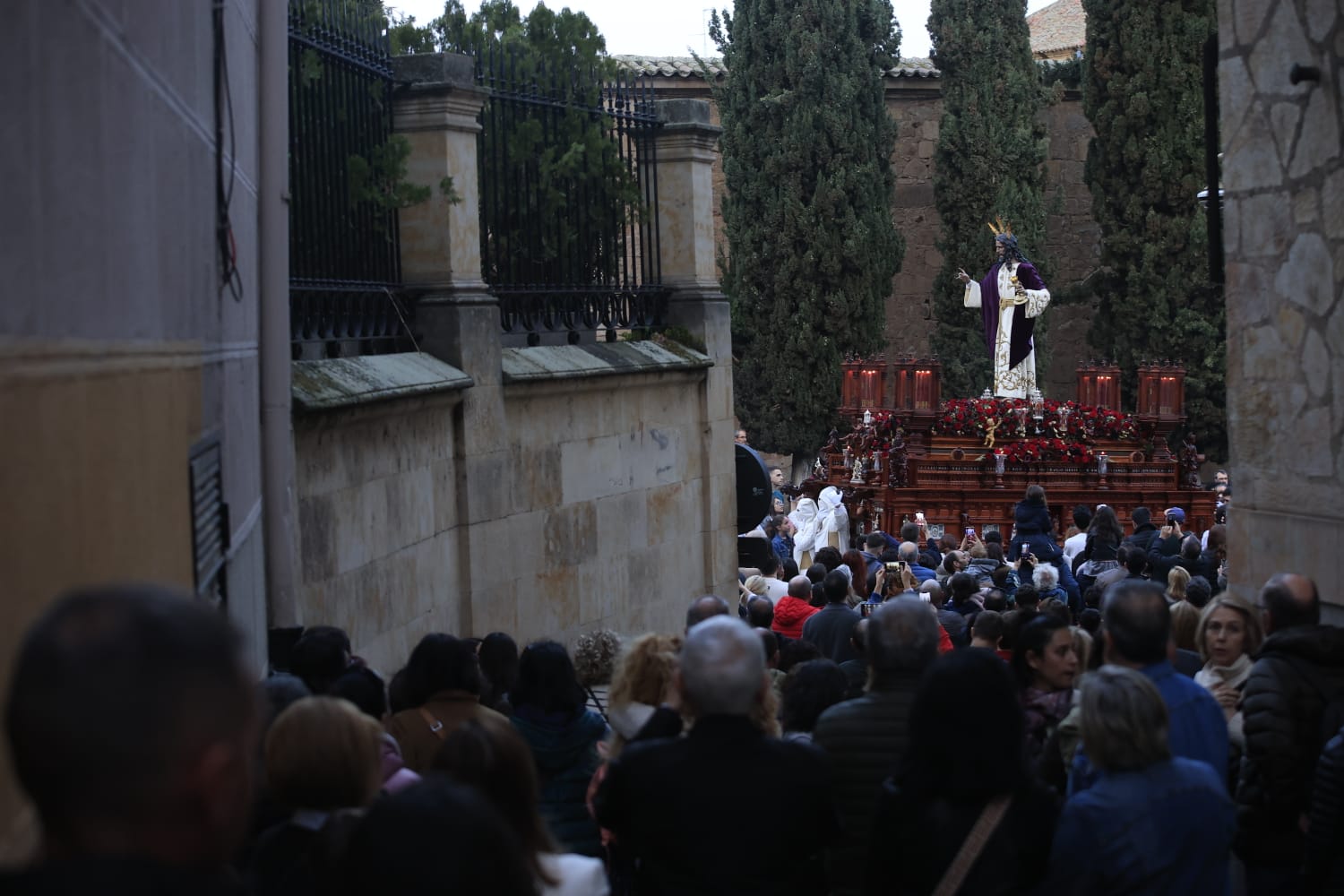 El recuerdo a Óscar Rodríguez envuelve de emotividad el recorrido de Jesús de la Redención