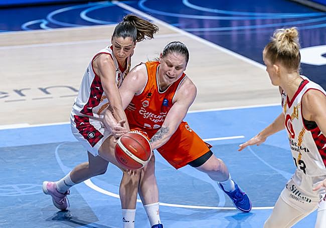 Iagupova lucha un balón con Mariona Ortiz en la final de la Copa de la Reina