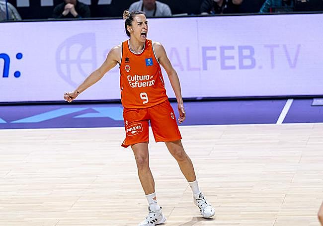 Queralt Casas celebra una canasta en la final de la Copa de la Reina