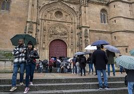 Turistas hacen cola en la puerta de la Catedral.