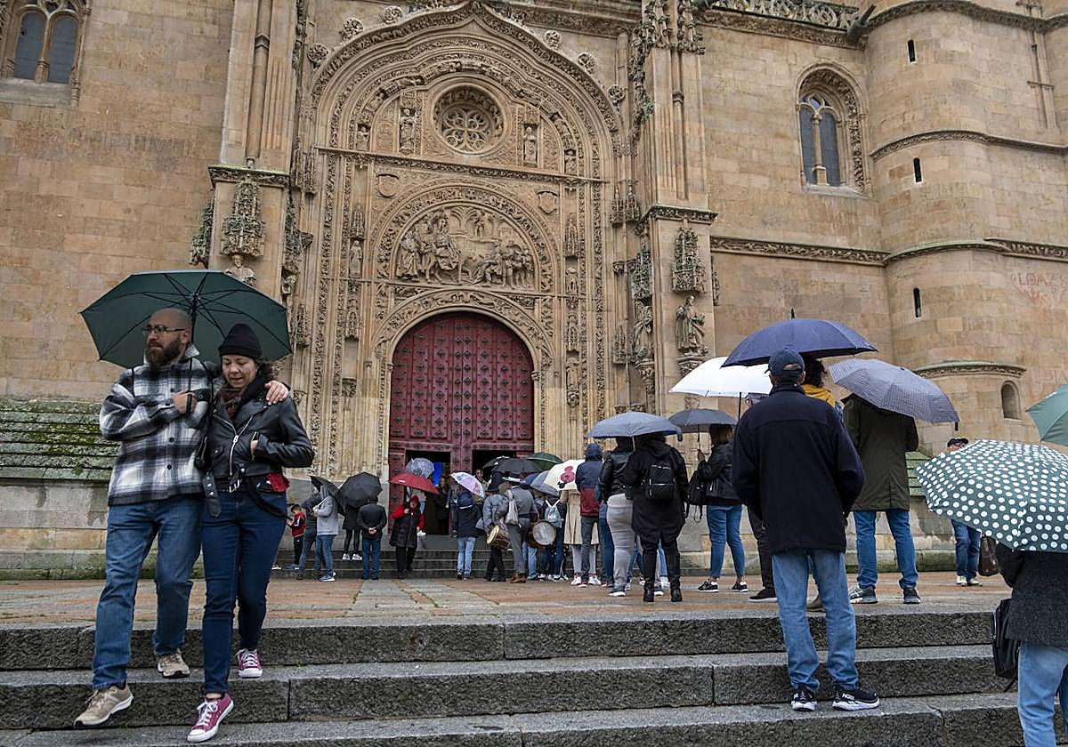 Turistas hacen cola en la puerta de la Catedral.