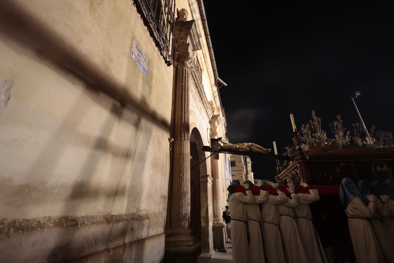 El silencio envuelve la procesión del Cristo de los Doctrinos y la Virgen de la Amargura