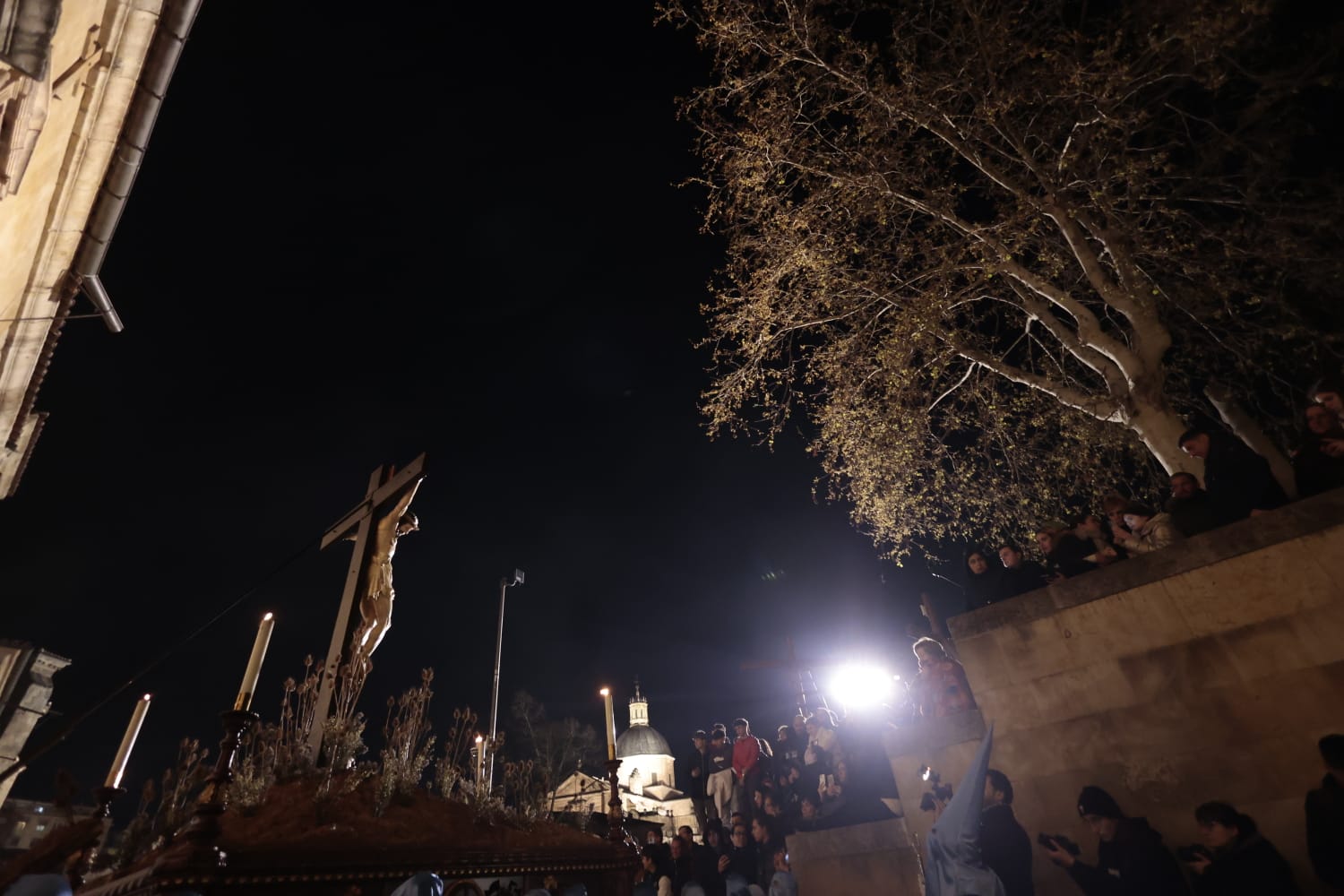 El silencio envuelve la procesión del Cristo de los Doctrinos y la Virgen de la Amargura