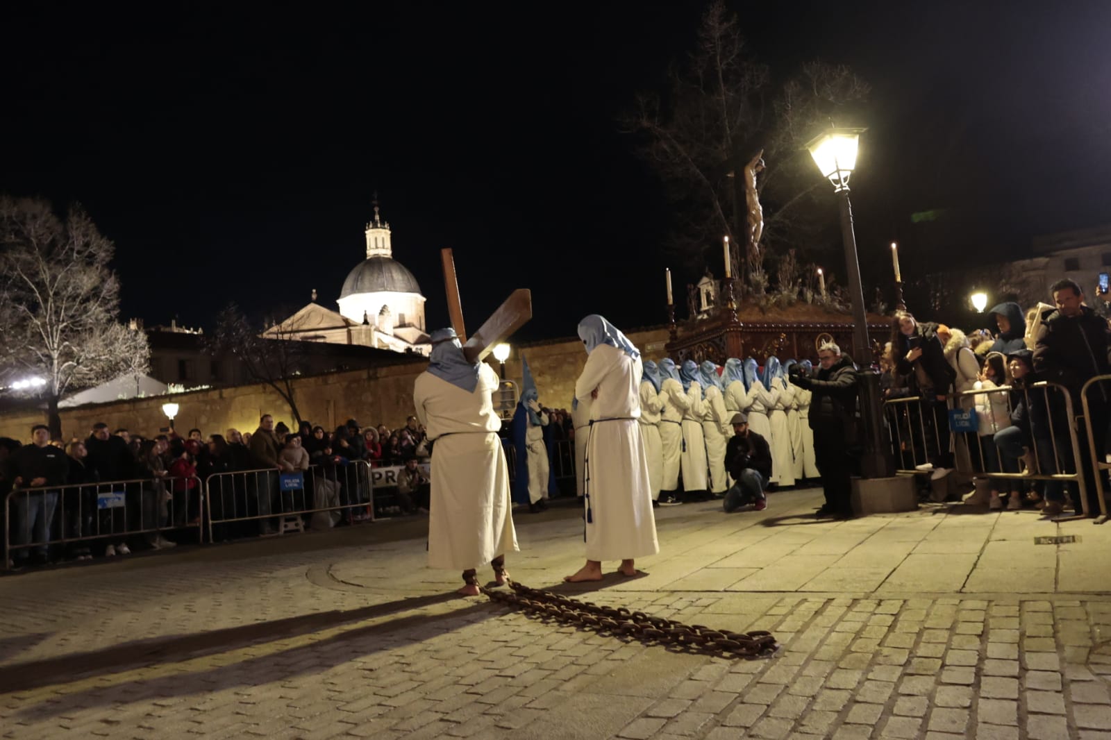 El silencio envuelve la procesión del Cristo de los Doctrinos y la Virgen de la Amargura