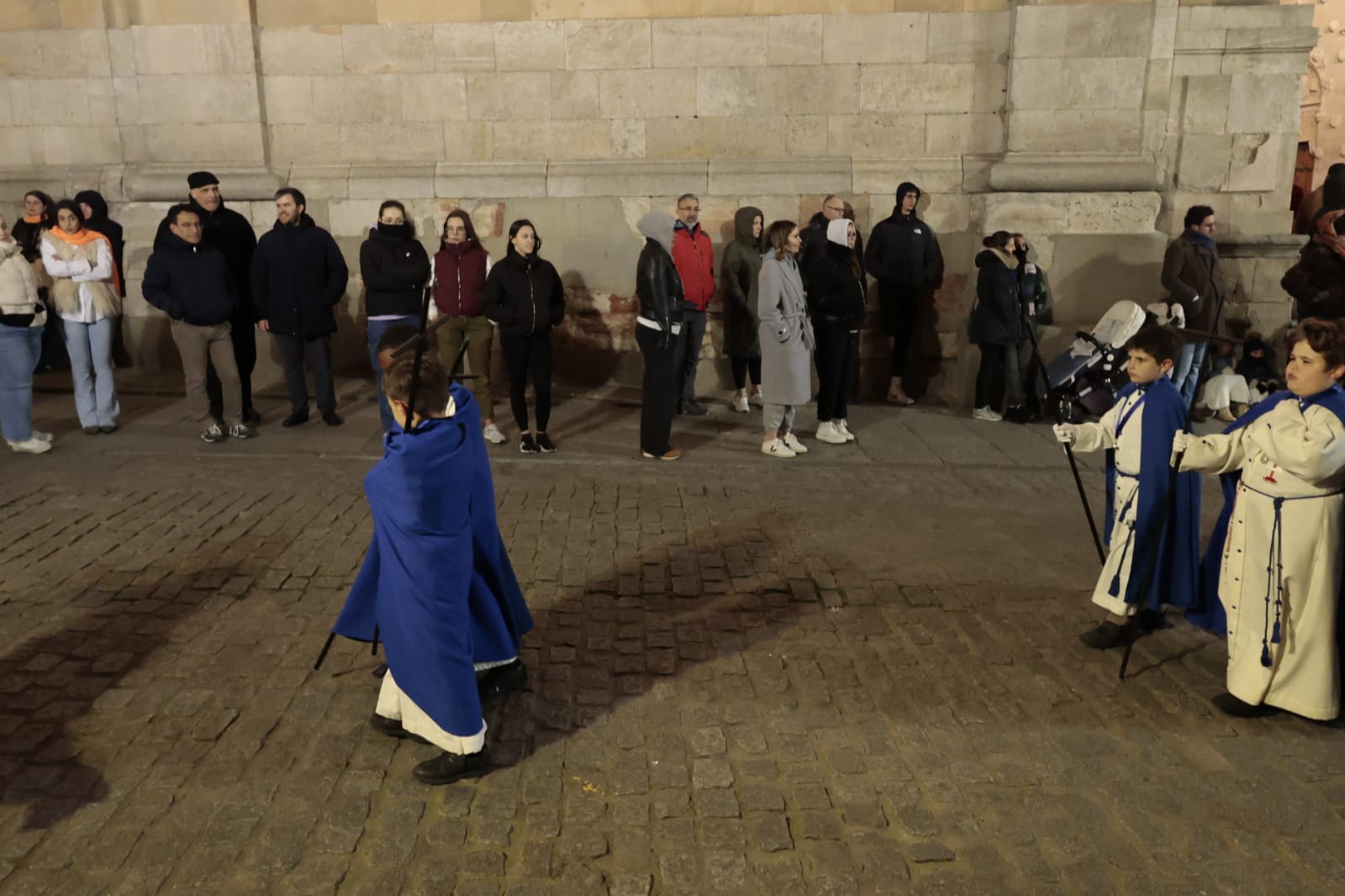 El silencio envuelve la procesión del Cristo de los Doctrinos y la Virgen de la Amargura