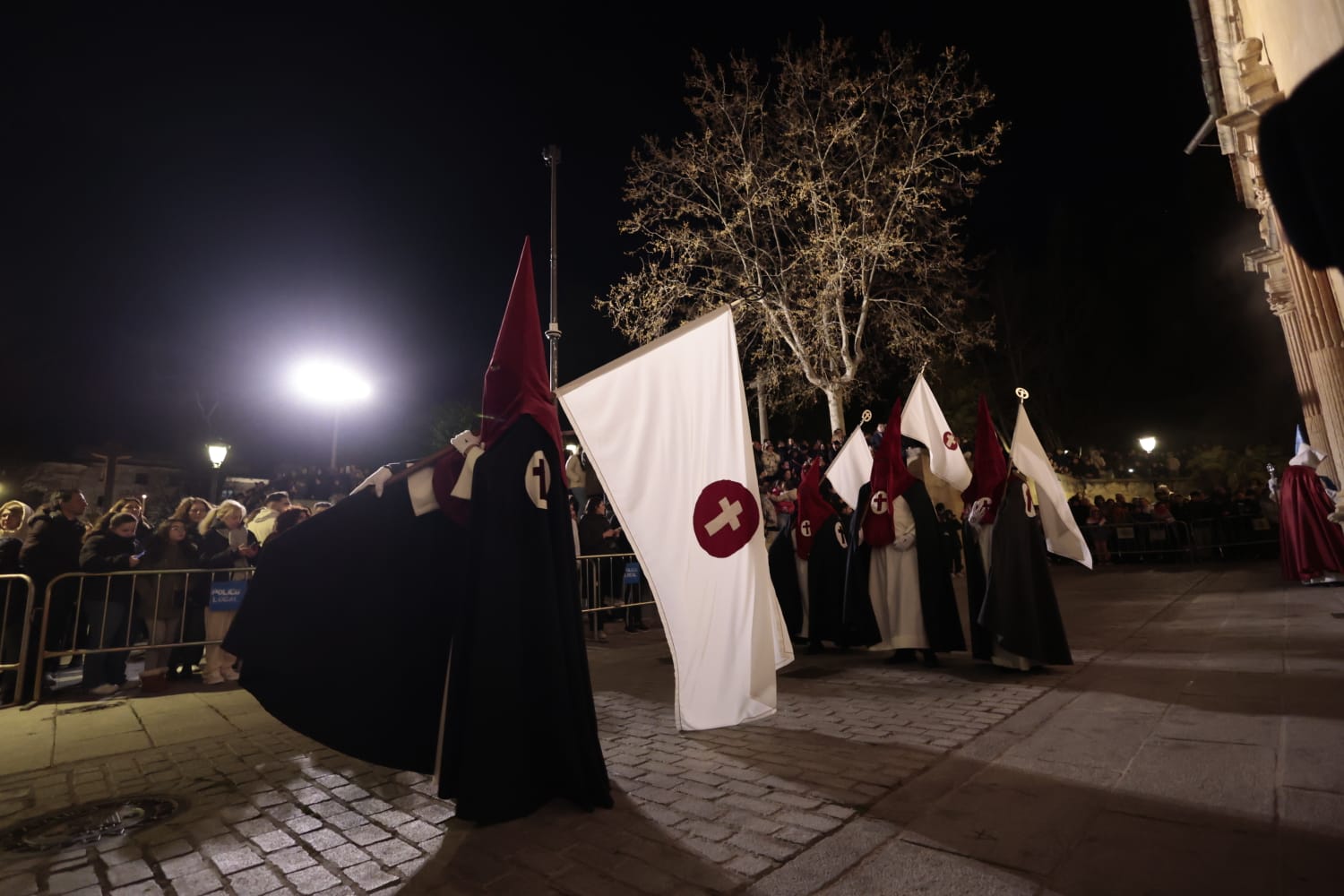 El silencio envuelve la procesión del Cristo de los Doctrinos y la Virgen de la Amargura