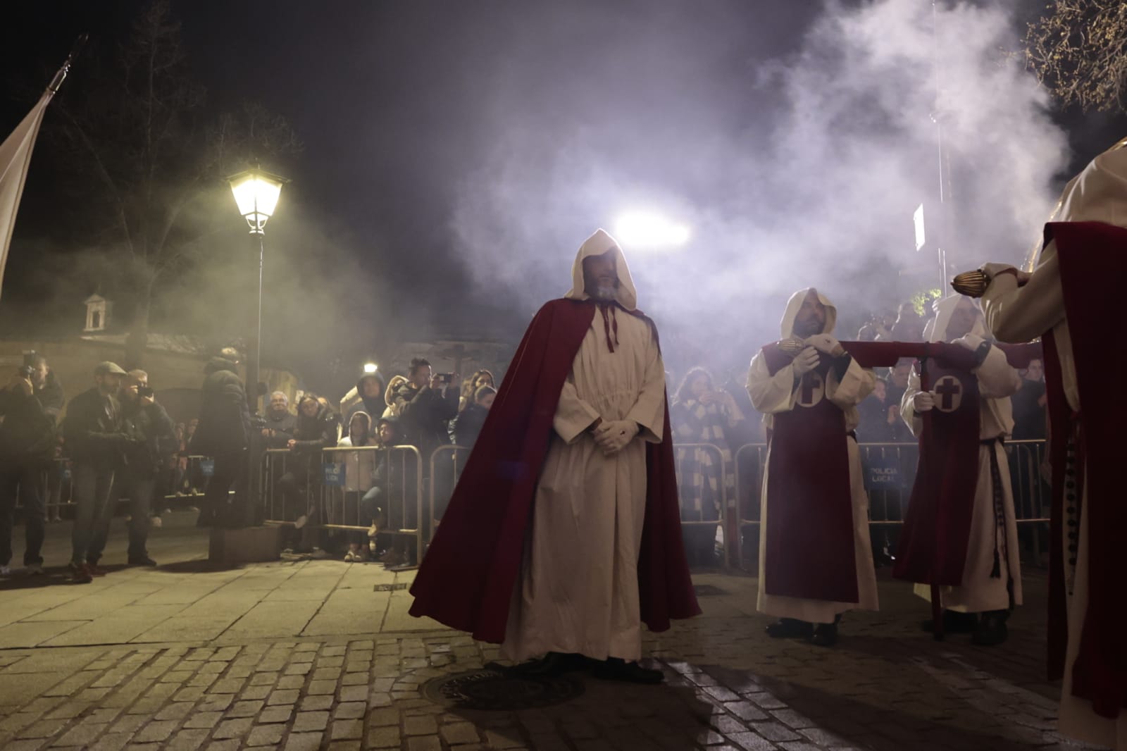 El silencio envuelve la procesión del Cristo de los Doctrinos y la Virgen de la Amargura