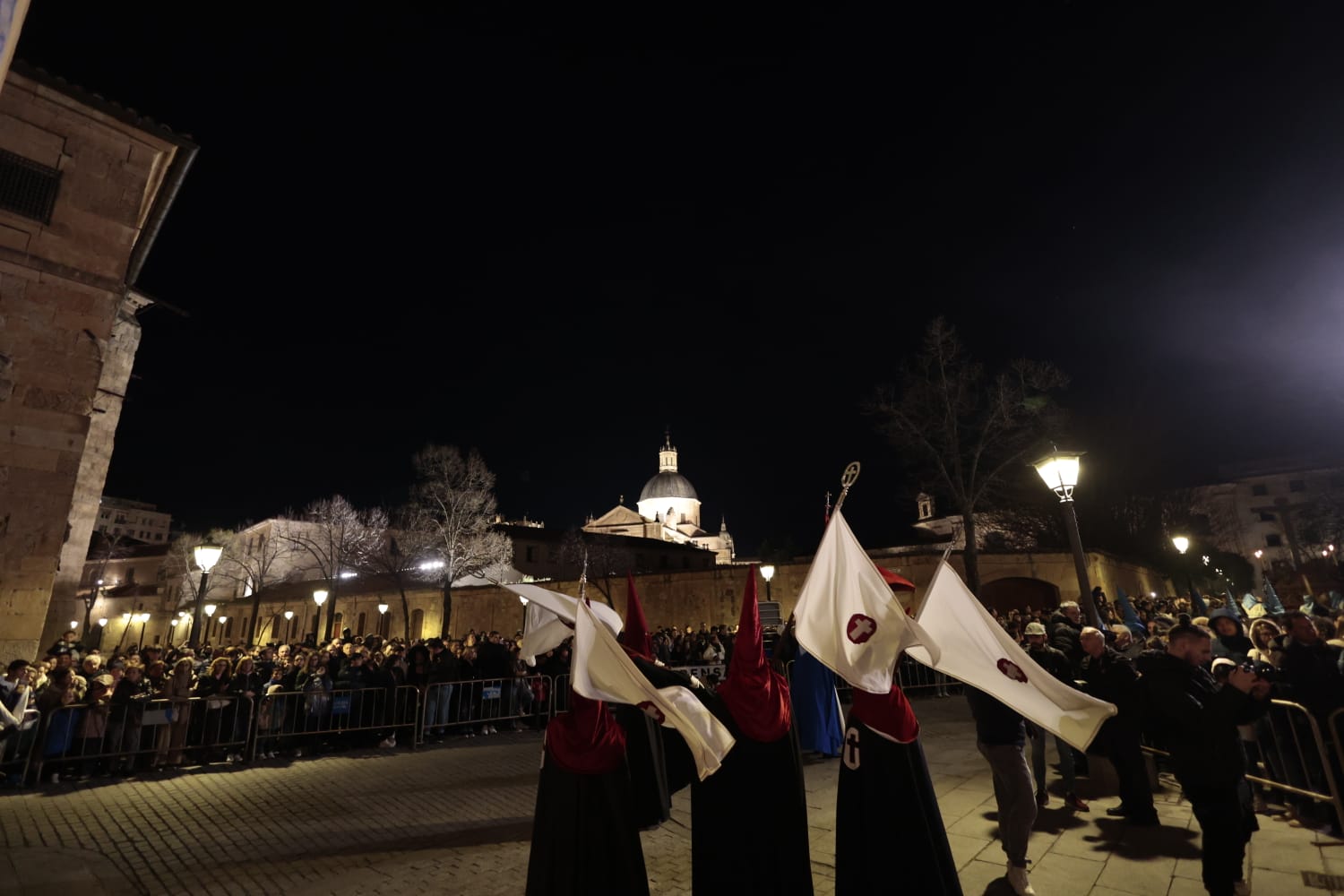 El silencio envuelve la procesión del Cristo de los Doctrinos y la Virgen de la Amargura