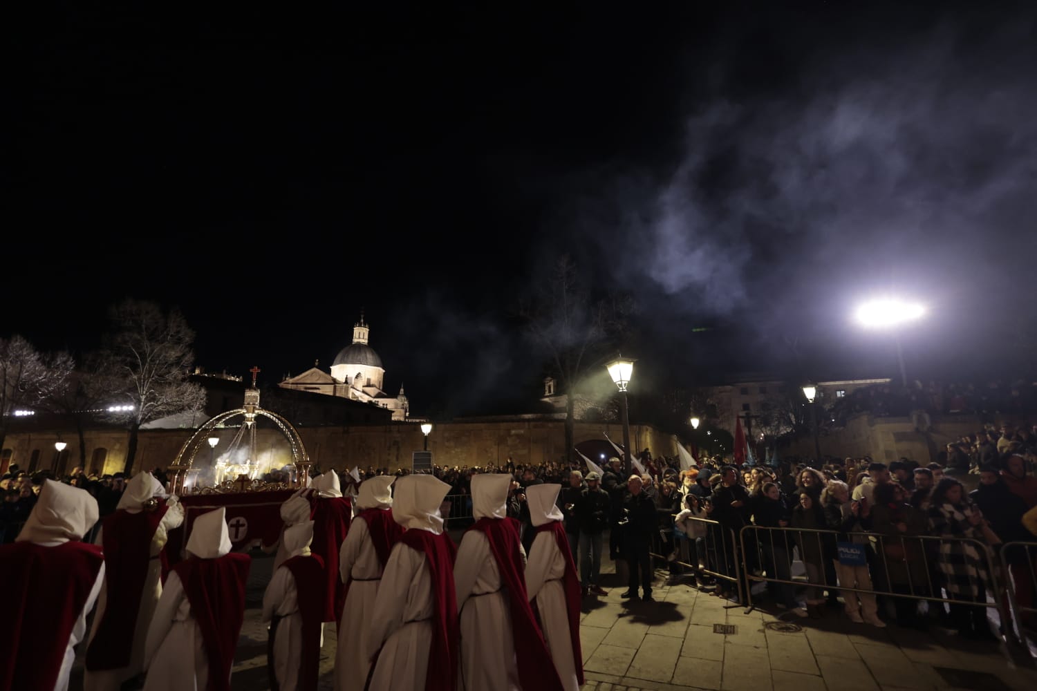 El silencio envuelve la procesión del Cristo de los Doctrinos y la Virgen de la Amargura