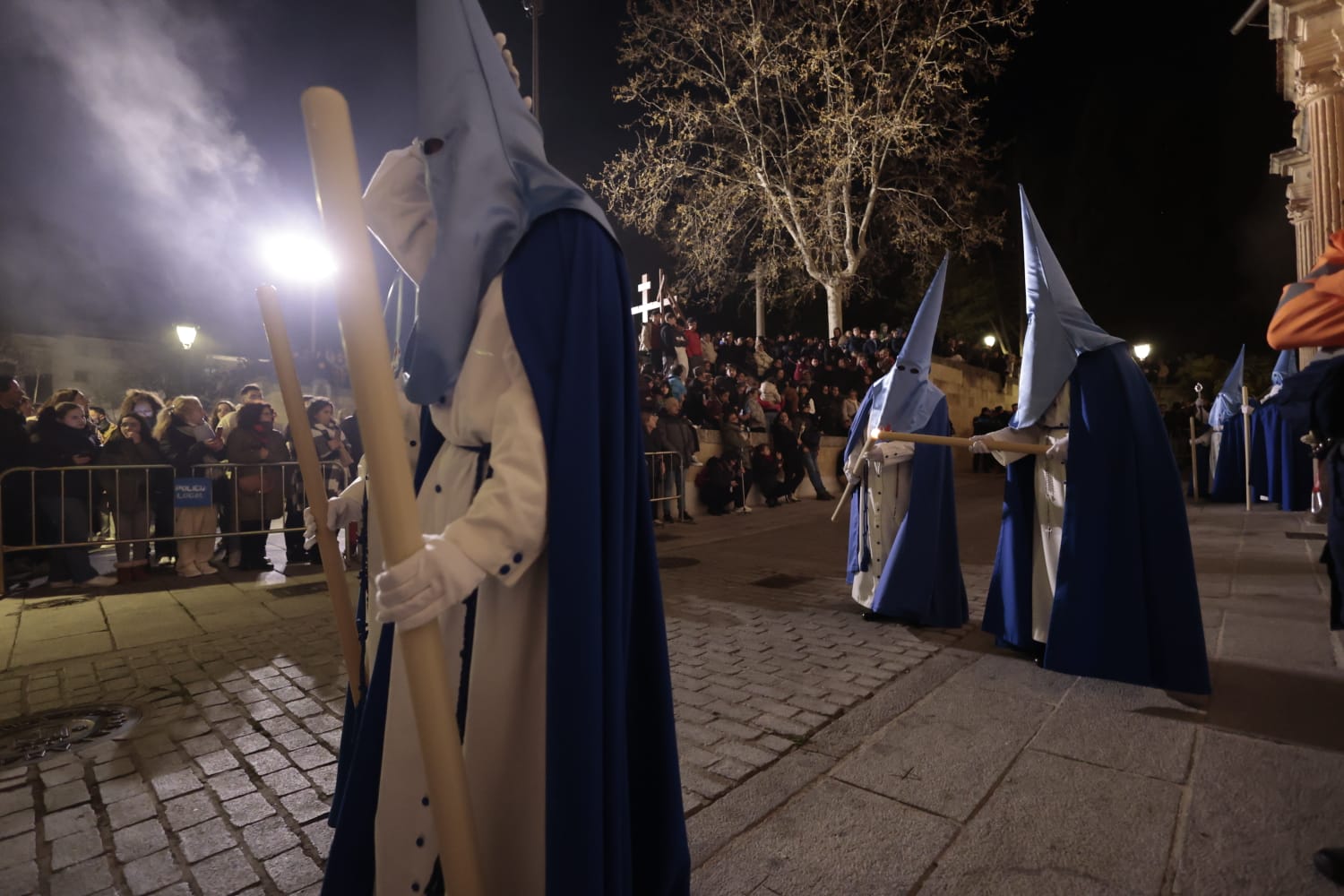 El silencio envuelve la procesión del Cristo de los Doctrinos y la Virgen de la Amargura