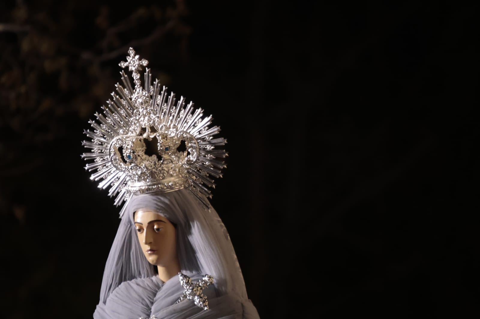 El silencio envuelve la procesión del Cristo de los Doctrinos y la Virgen de la Amargura