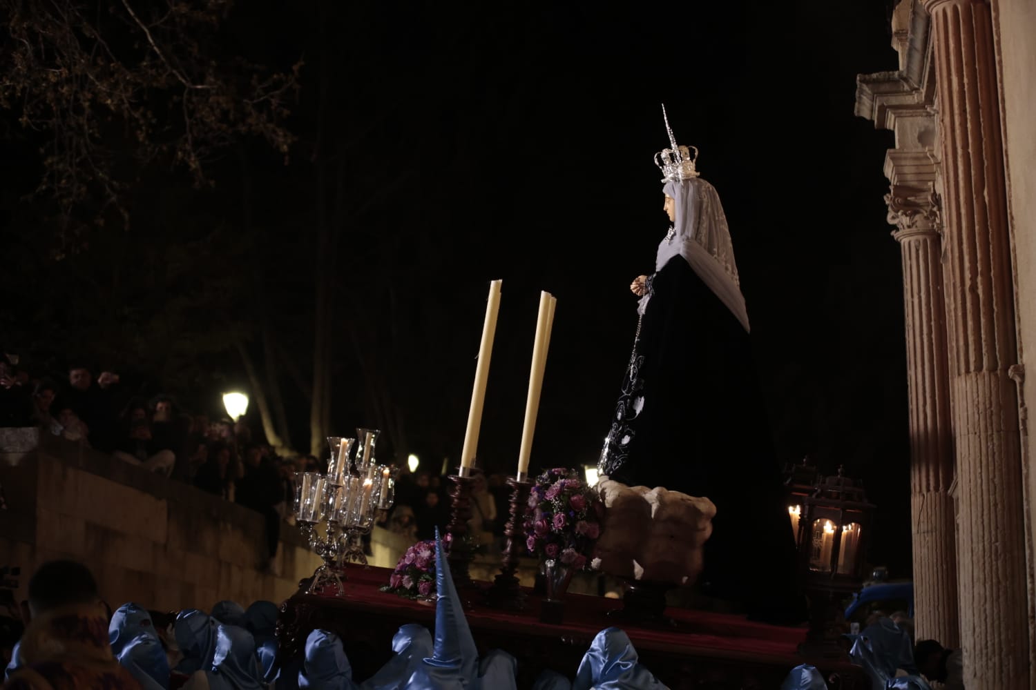 El silencio envuelve la procesión del Cristo de los Doctrinos y la Virgen de la Amargura