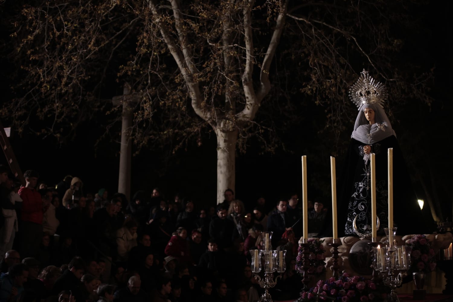 El silencio envuelve la procesión del Cristo de los Doctrinos y la Virgen de la Amargura