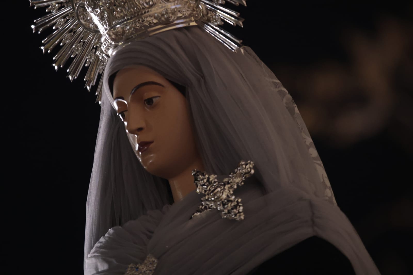 El silencio envuelve la procesión del Cristo de los Doctrinos y la Virgen de la Amargura