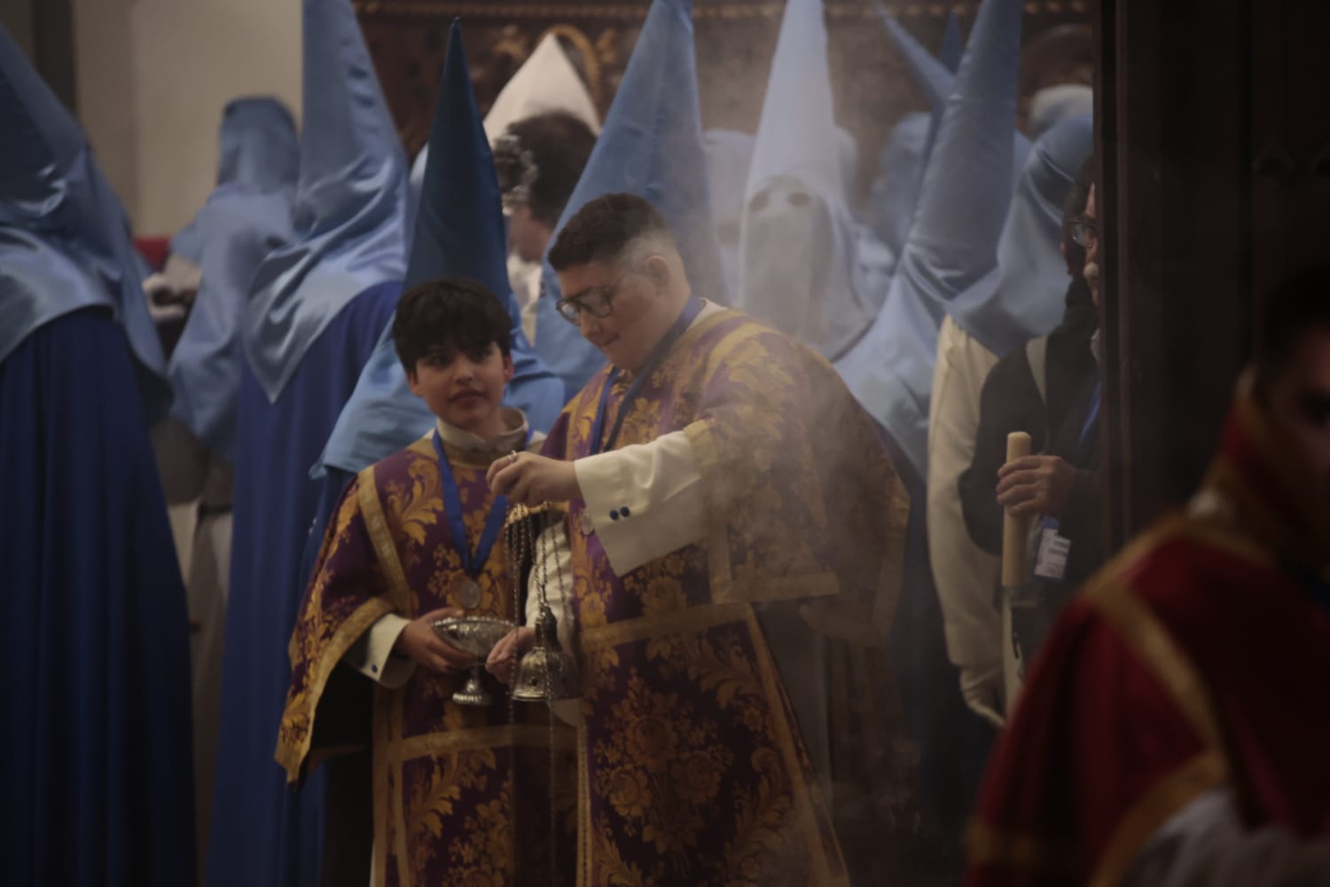 El silencio envuelve la procesión del Cristo de los Doctrinos y la Virgen de la Amargura