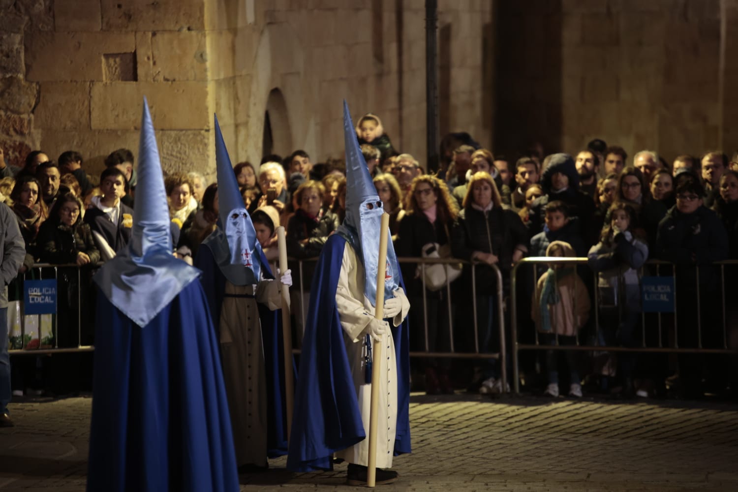 El silencio envuelve la procesión del Cristo de los Doctrinos y la Virgen de la Amargura