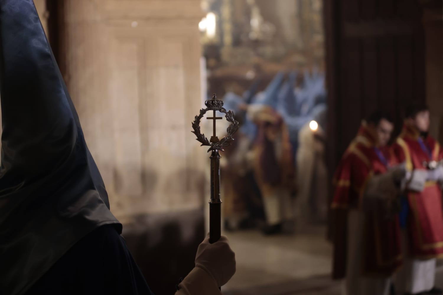 El silencio envuelve la procesión del Cristo de los Doctrinos y la Virgen de la Amargura